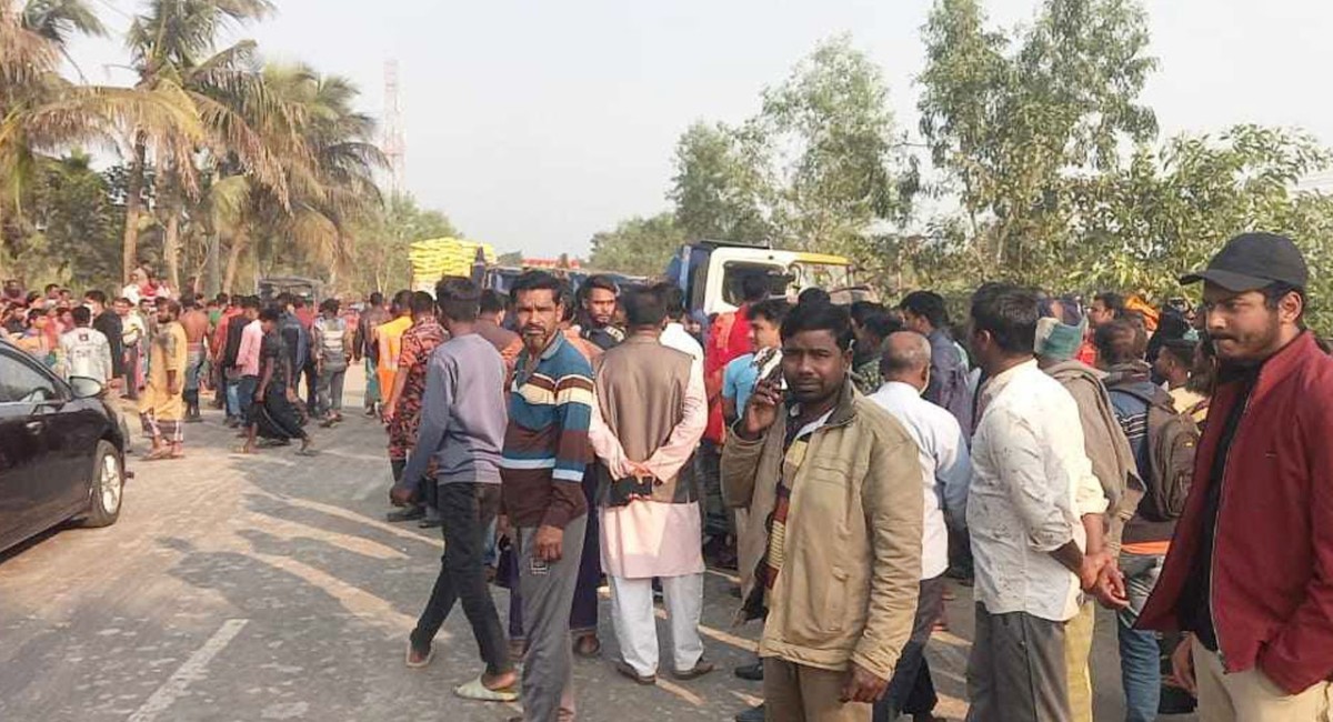 খুলনায় সড়ক দুর্ঘটনায় বাবা-মেয়েসহ নিহত ৫