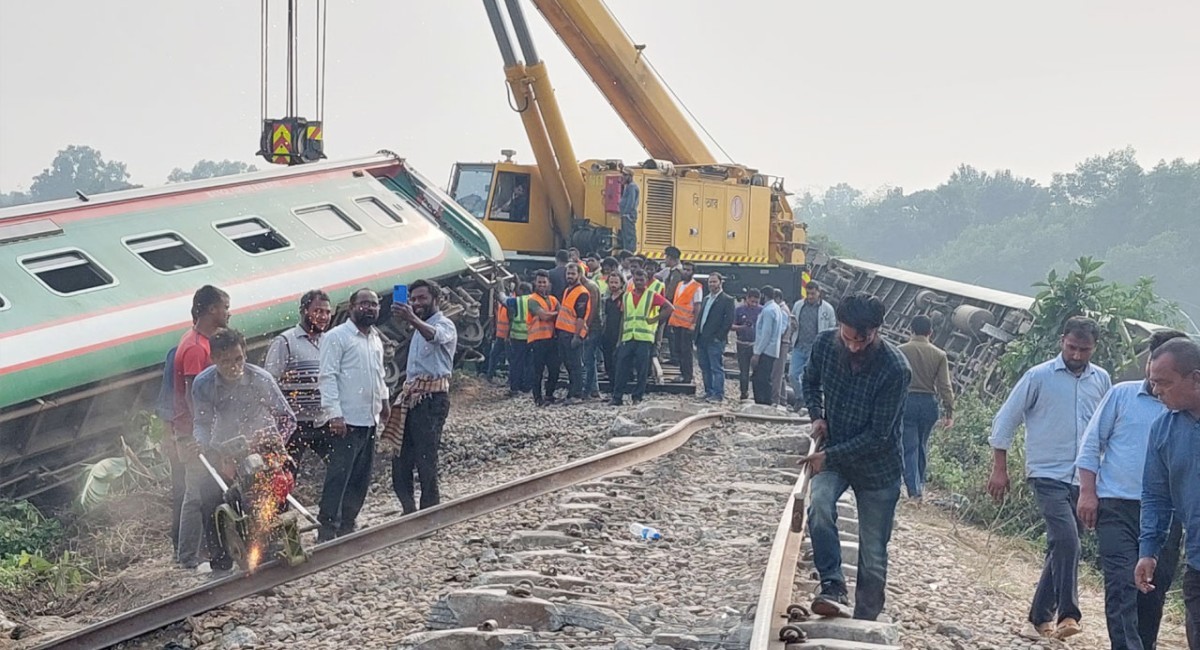 রেললাইন কেটে ট্রেনের সাত বগি লাইনচ্যুত, মূলহোতাসহ গ্রেপ্তার ২