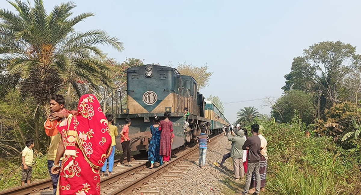 উত্তরের পথে ট্রেন বন্ধ