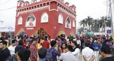 ছুটির দিনে বইমেলায় দর্শনার্থীর চাপ