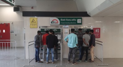 ছুটির দিনে ফাঁকা মেট্রোরেল