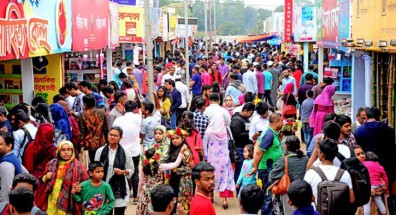 ছুটির দিনে জমজমাট বইমেলা