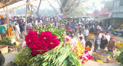 জমজমাট ফুলের বাজার