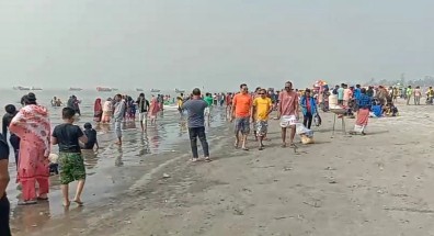 কুয়াকাটা সমুদ্রসৈকতে পর্যটকের ভিড়
